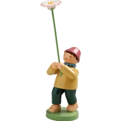 Junge mit Gänseblümchen