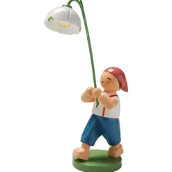 Junge mit Märzenbecher