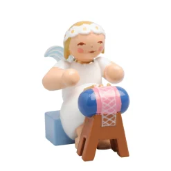 Margeritenengel, sitzend vor Klöppelsack