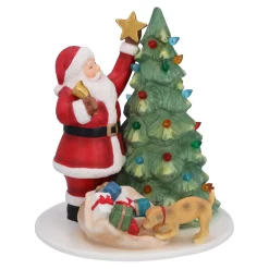 Weihnachtsmann beim Baum schmücken