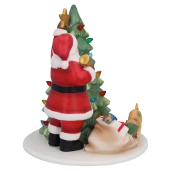 Weihnachtsmann beim Baum schmücken